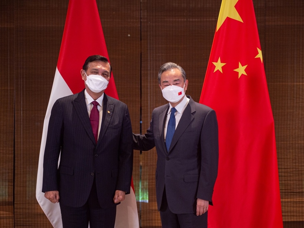 王毅（右）在浙江安吉與印尼對華合作牽頭人、統籌部長盧胡特舉行會談。（新華社）.jpg