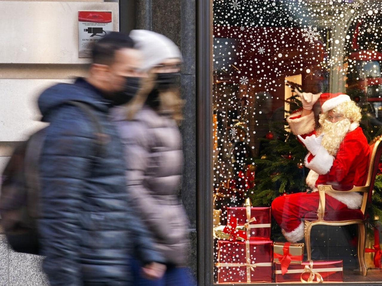 1638843899305397.jpg 賈偉德說,Omicron變異毒株已在社區傳播。圖為倫敦民眾經過聖誕裝飾的店舖。(美聯社資料圖片).jpg