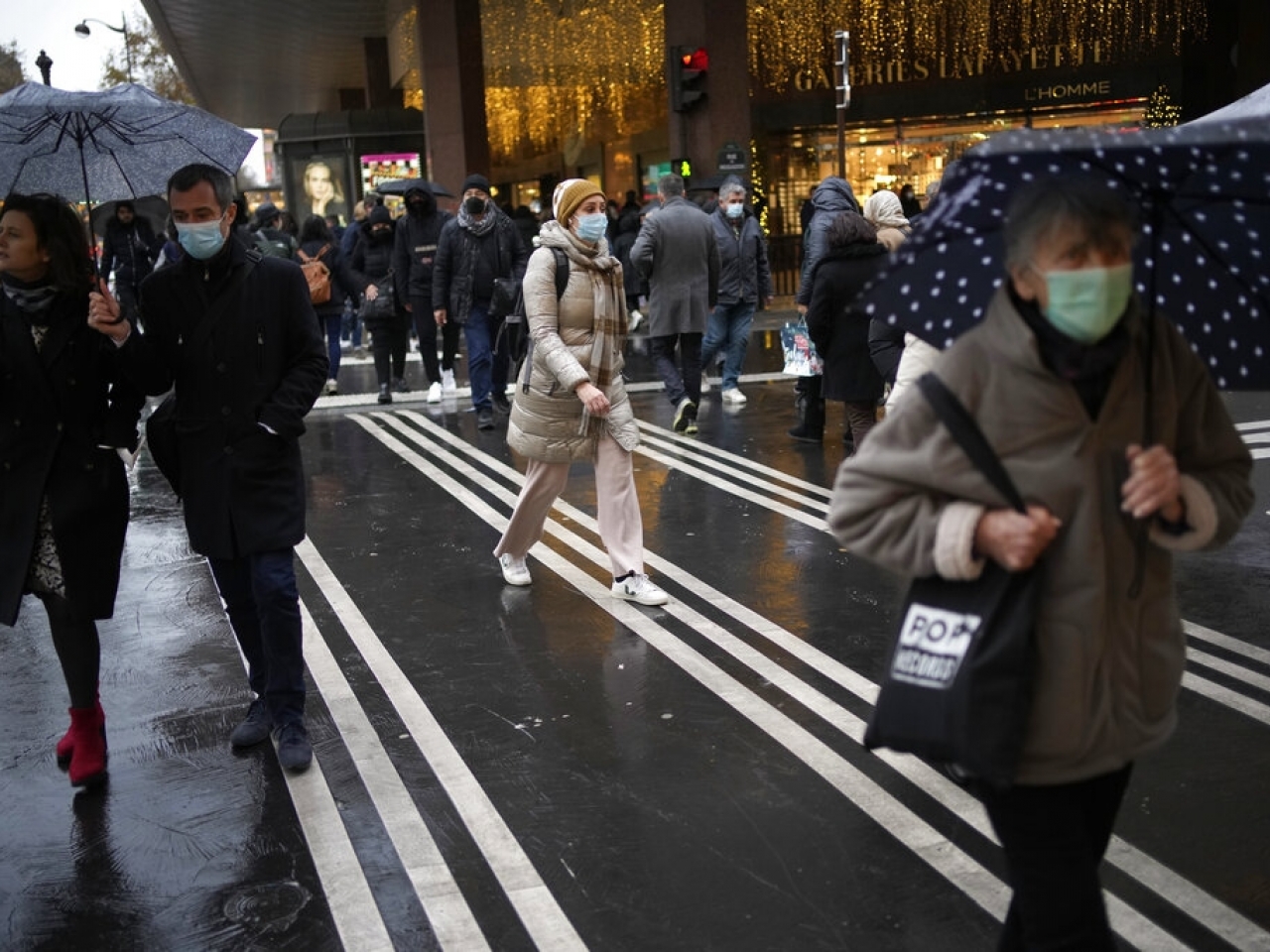 1638843911364957.jpg 法國不少民眾外出均戴口罩防疫。(美聯社).jpg