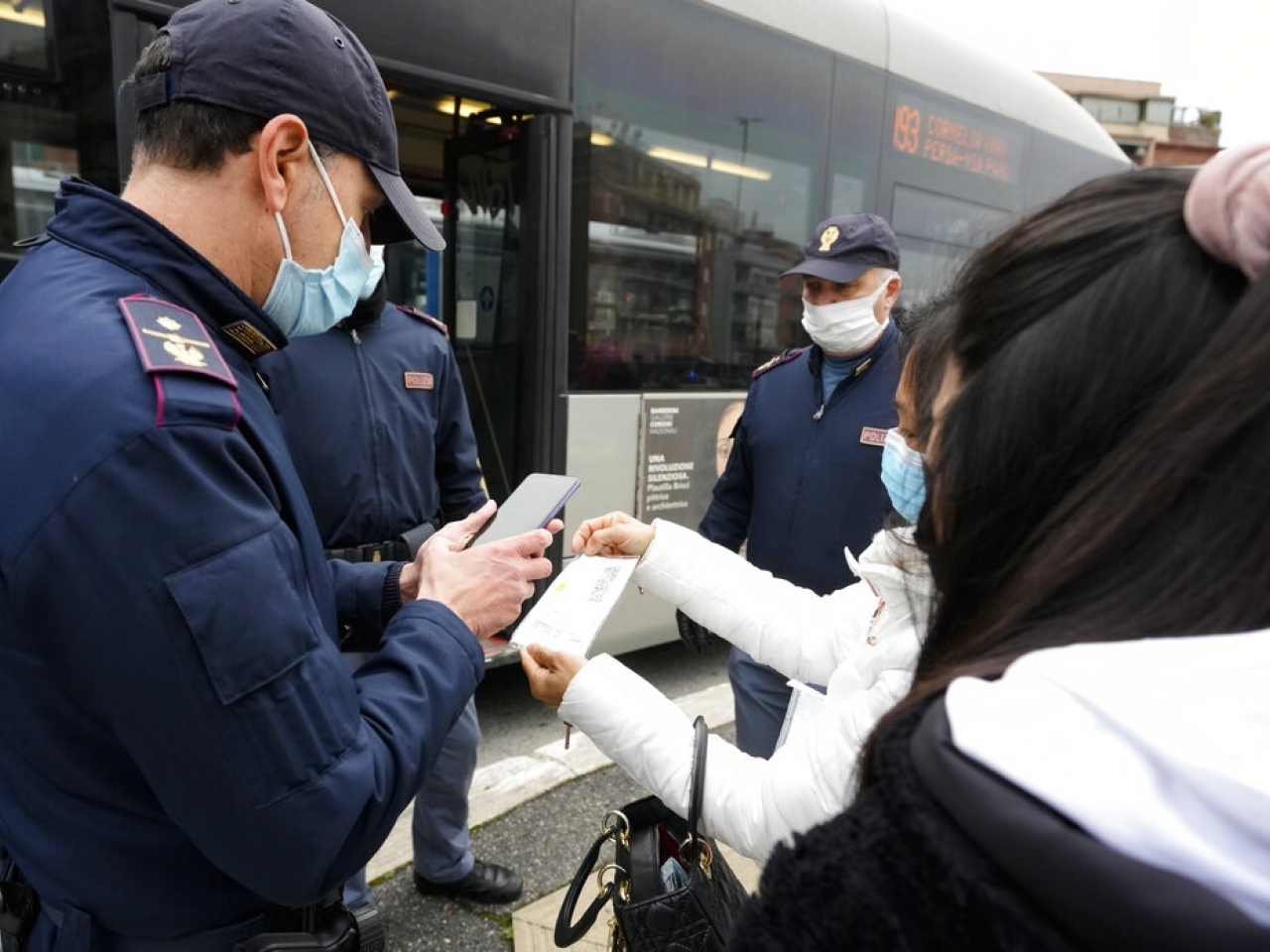 1638843942393033.jpg 羅馬警方在新規定實施首日,到車站檢查乘客的「綠色通行證」。(美聯社).jpg