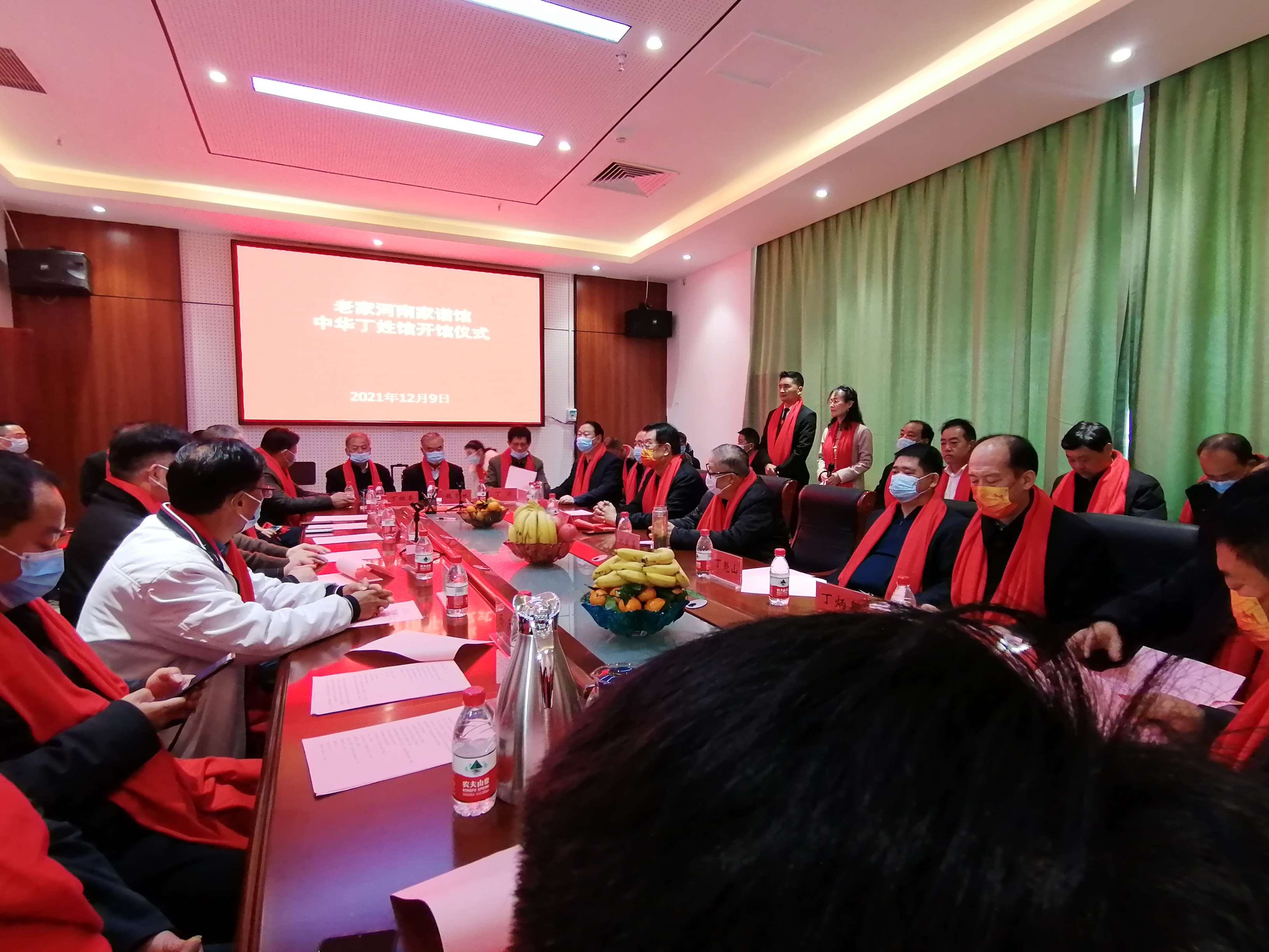 与会领导和代表在共商丁姓家谱展馆发展大计。.jpg