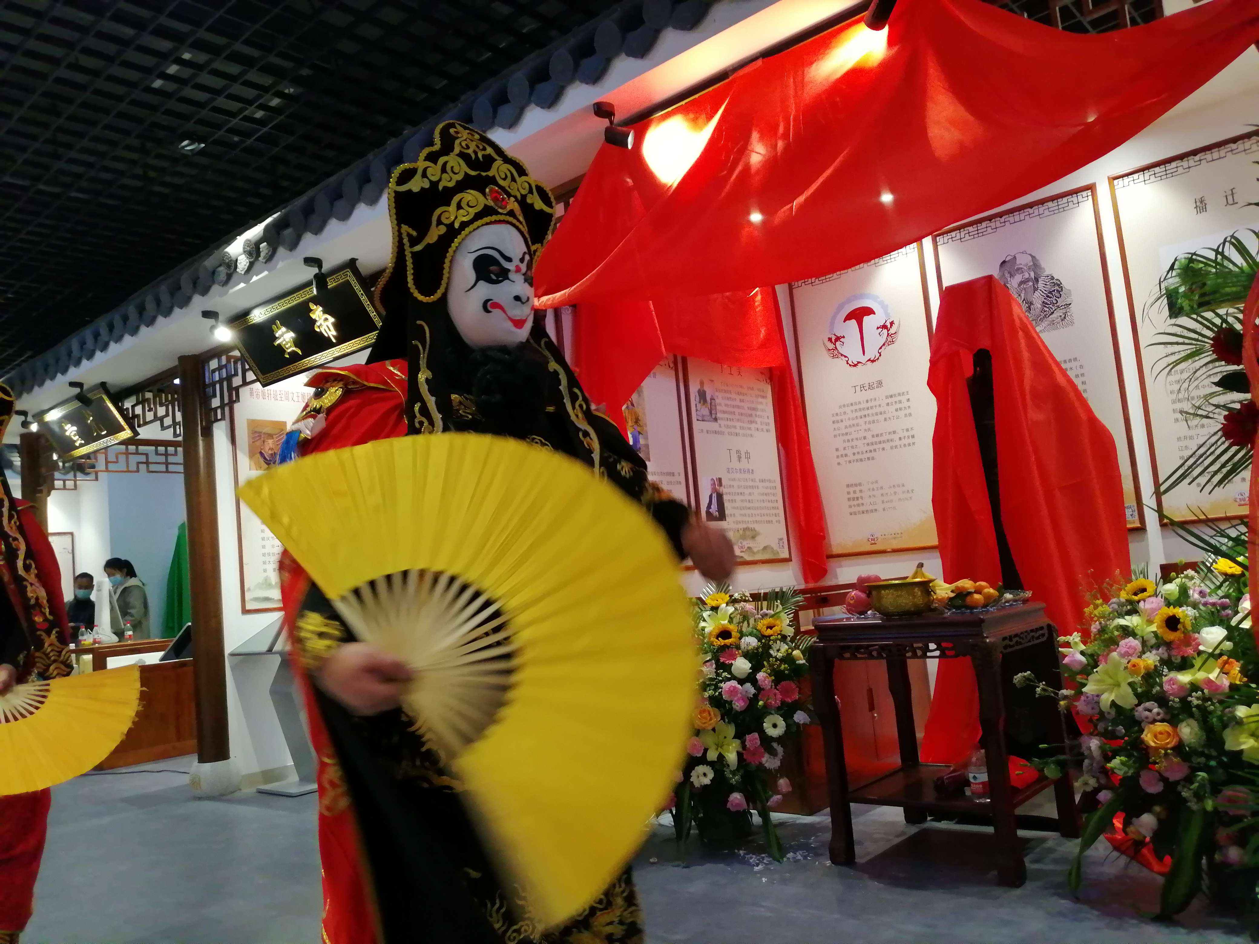 丁姓宗亲代表丁东杰的川剧变脸艺术团在为与会代表表演变脸.jpg