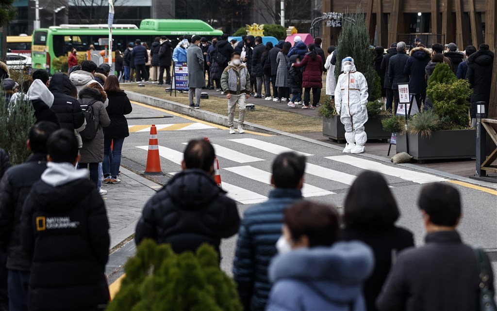 1639101553389954.jpg 韓國連續兩天單日確診超過7000例,首爾民眾9日在篩檢中心排隊等候檢測。(韓聯社).jpg