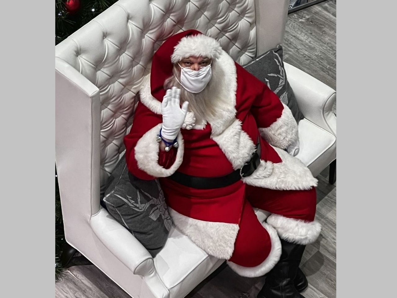 1639193685106087.jpg 加拿大當局推算,下月每日新增1萬2千宗新冠確診個案,聖誕老人亦跟從防疫。(法新社).jpg