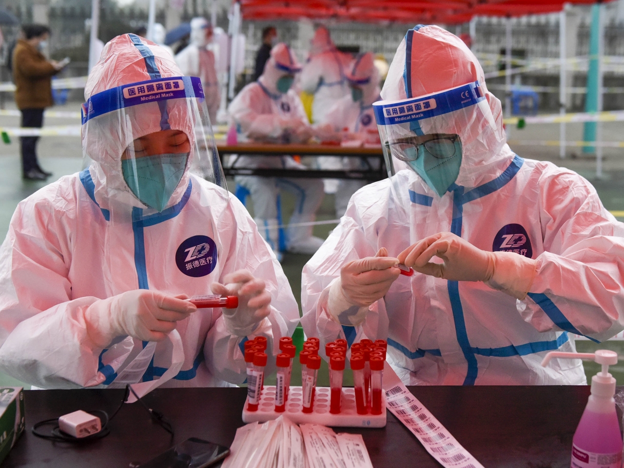 浙江省寧波市鎮海區醫護人員在檢測點做核酸檢測準備工作。（新華社）.jpg
