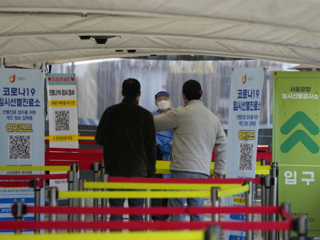 在首爾，有檢疫人員協助民眾進行檢測。（美聯社）.jpg