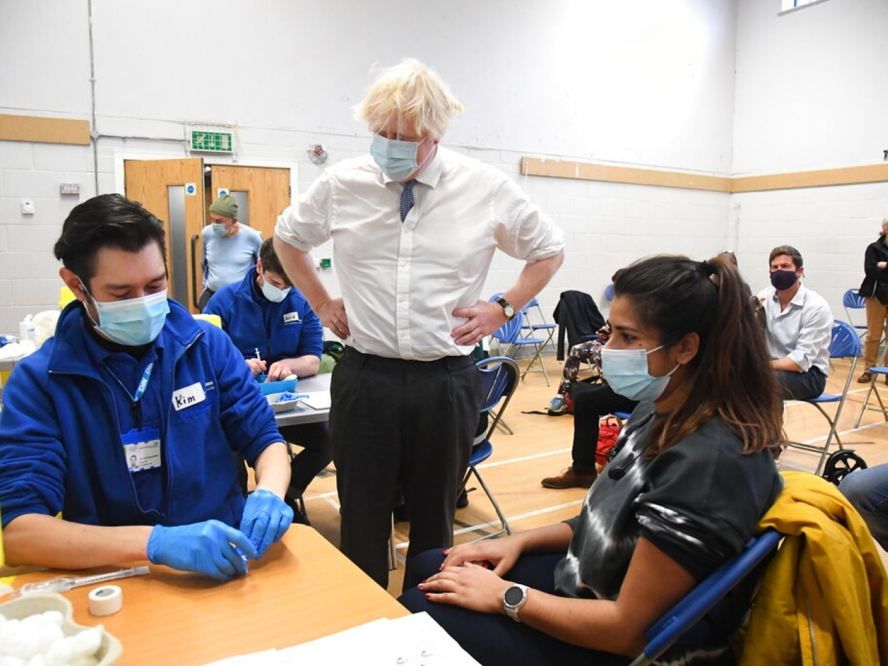 約翰遜視察倫敦一間疫苗接種診所。（美聯社）.jpg