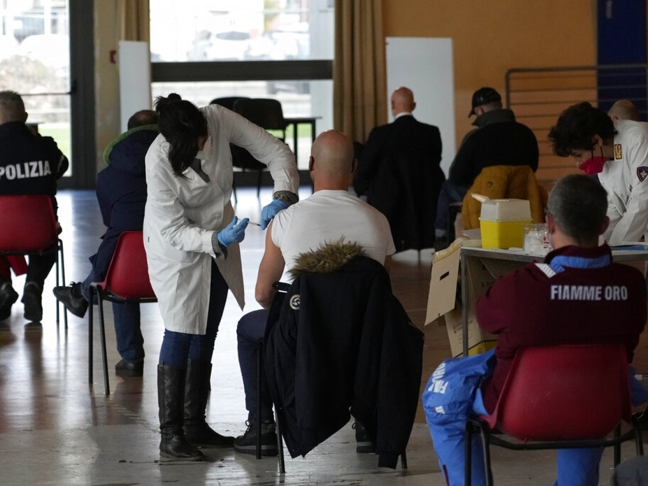 在意大利羅馬，警員到疫苗接種中心注射疫苗。（美聯社）.jpg