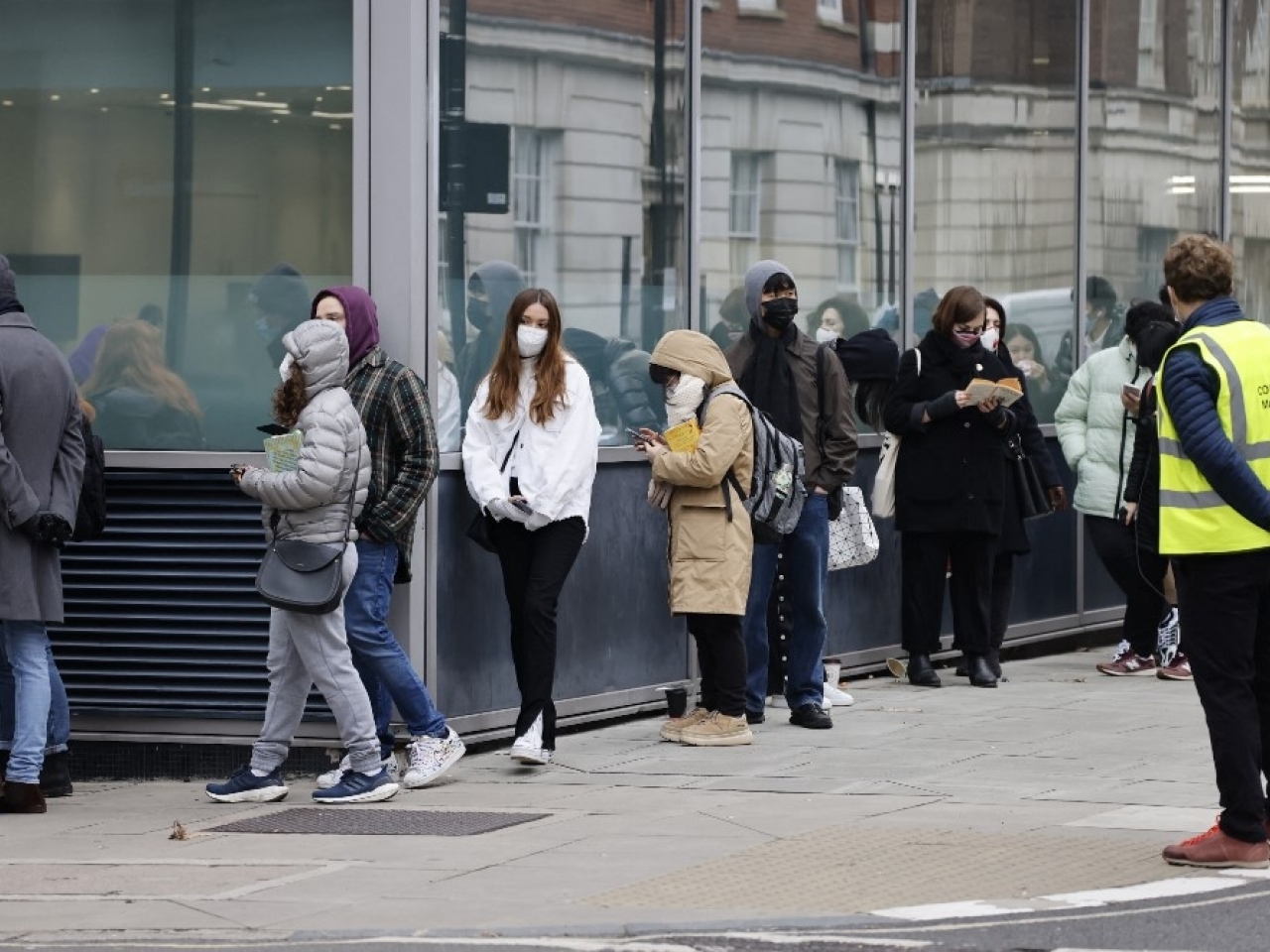 英國超過9萬宗確診， 倫敦宣布「重大事件」狀態應對疫情，民眾到接種中心接種加強劑。（法新社）.jpg