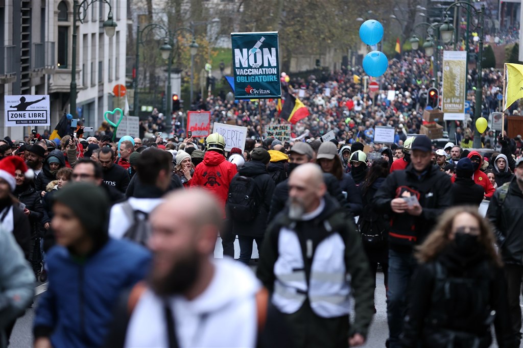 不滿COVID-19防疫措施的比利時民眾19日又走上街頭，並與警方爆發衝突。（安納杜<a href=