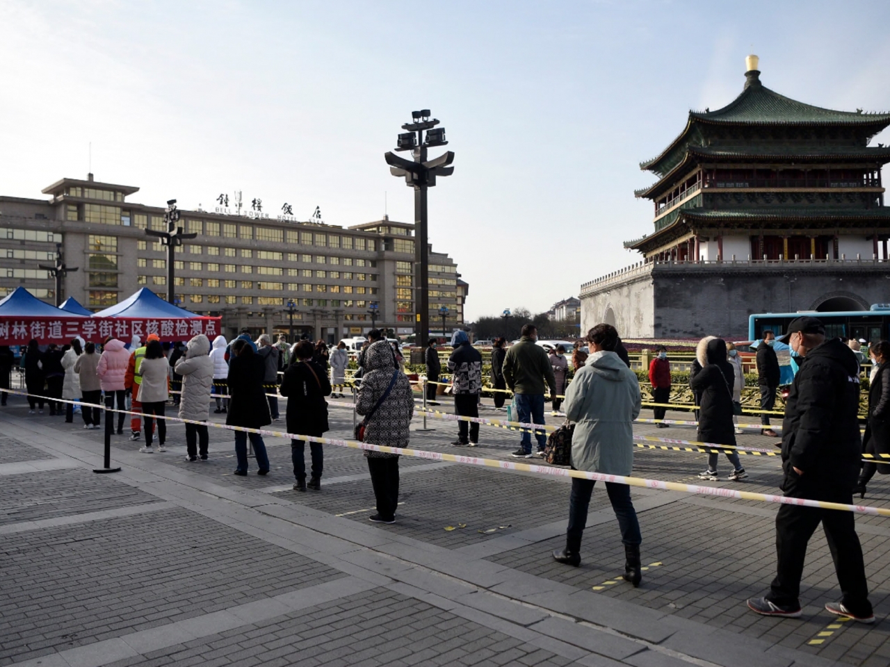 市民在西安市鐘樓附近的核酸檢測站，排隊進行核酸檢測。（新華社資料圖片）.jpg