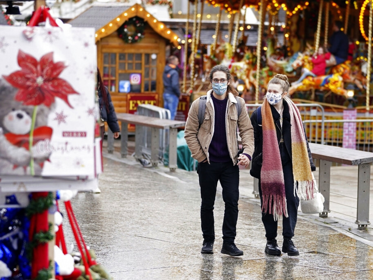英格蘭民眾參觀聖誕市集時都戴上口罩，防範疫情。（美聯社）.jpg