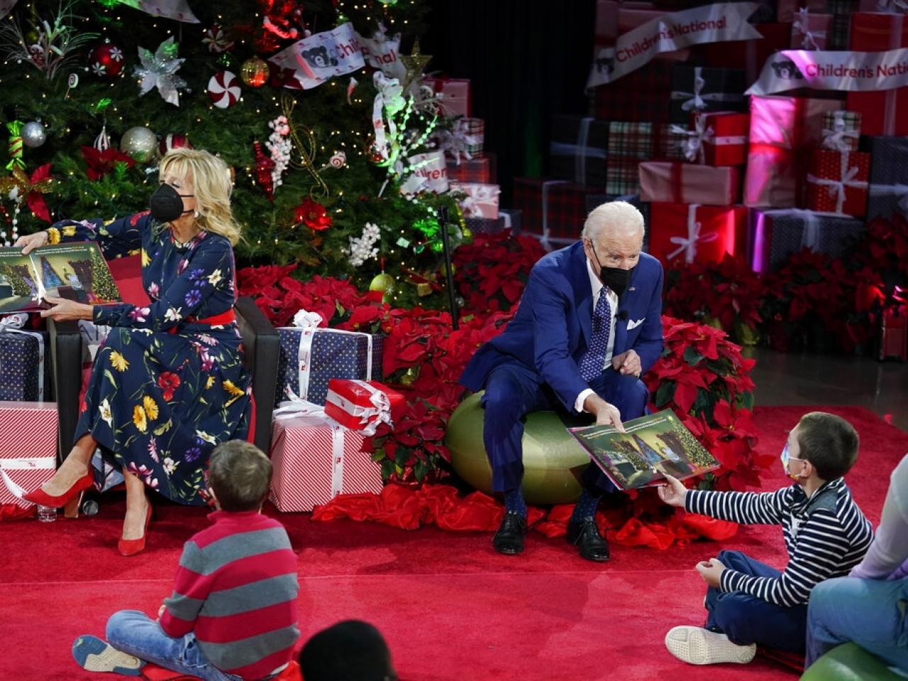 拜登與吉爾探訪兒童醫院期間，向兒童講故事。（美聯社）.jpg