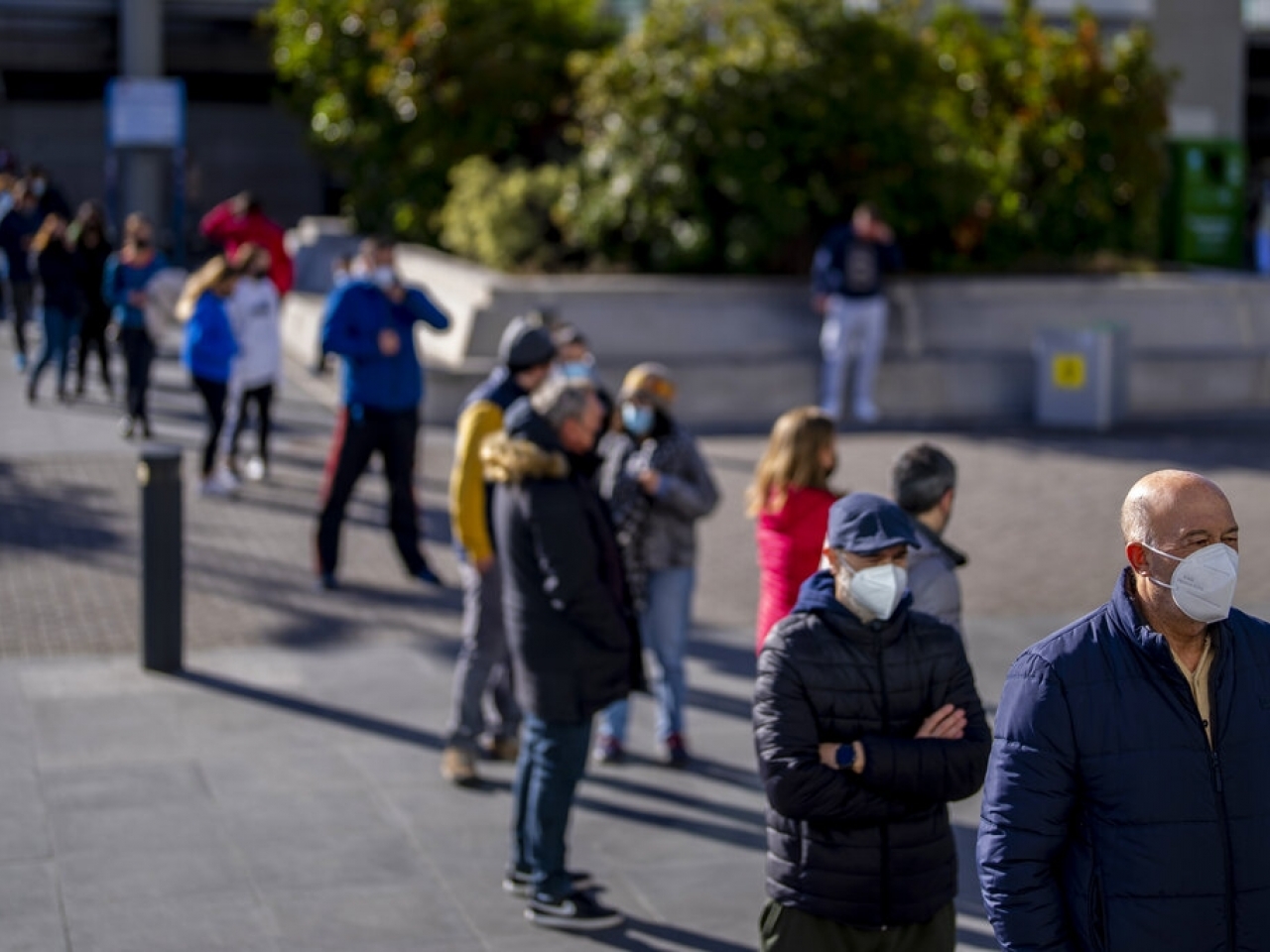 西班牙馬德里有民眾在一間醫院外排隊等候接受病毒檢測。（美聯社資料圖片）.jpg