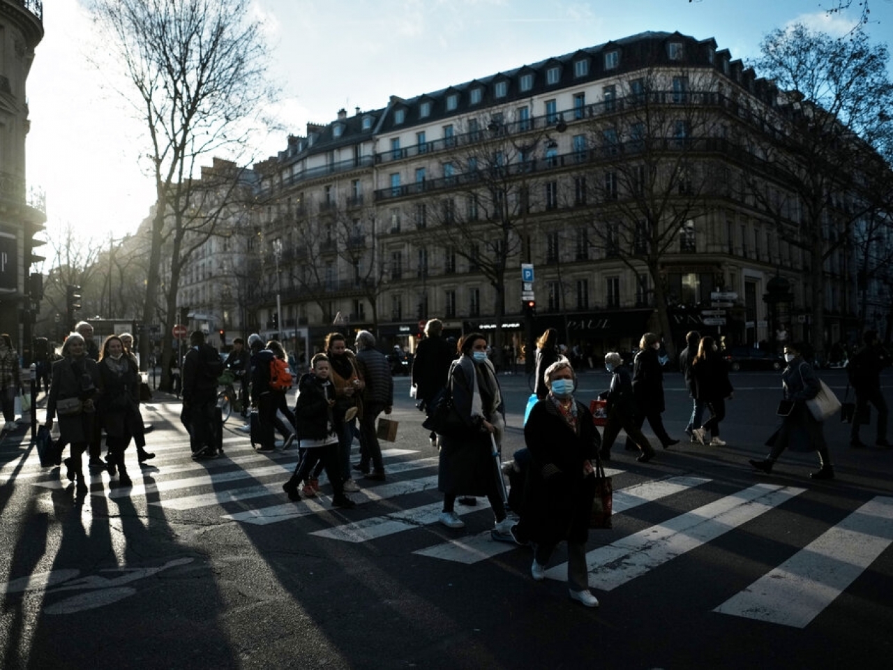 巴黎周五起再次實施強制戶外戴口罩的規定。（美聯社）.jpg
