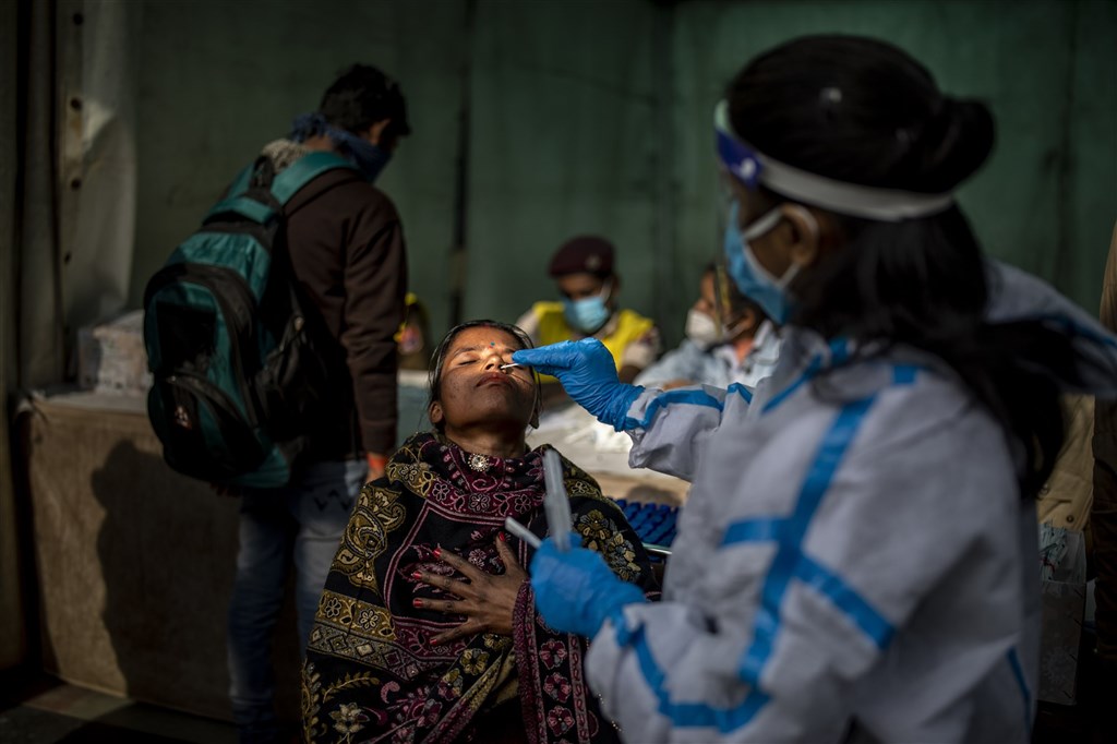 1641098728986469.jpg 2022年第一天,印度新增確診數2萬2775例,新德里、孟買等大城病例急速增加。圖為新德里民眾採檢。(美聯社).jpg