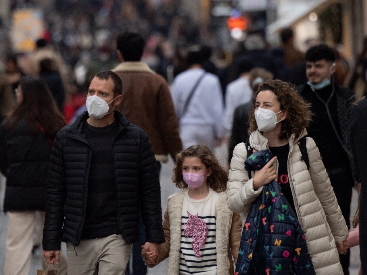 1641098746221046.jpg 法國新增逾21萬宗確診,周一起部分地點強制戴口罩。(法新社).jpg