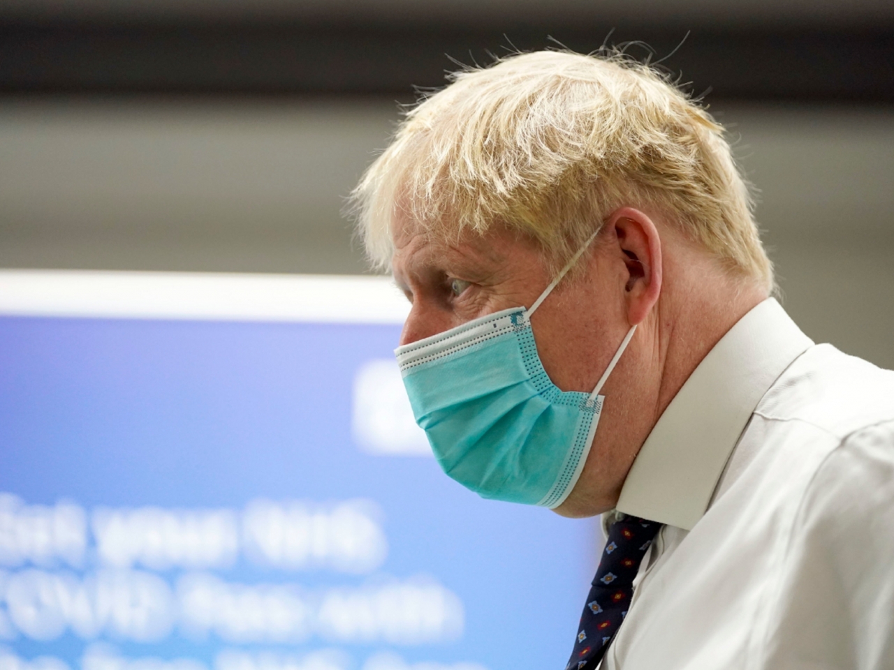 約翰遜說雖然Omicron變種病毒引發的病情輕過其他新冠變種，但如果因此認為疫情大流行已經結束，就是愚蠢的想法。（美聯社）.jpg