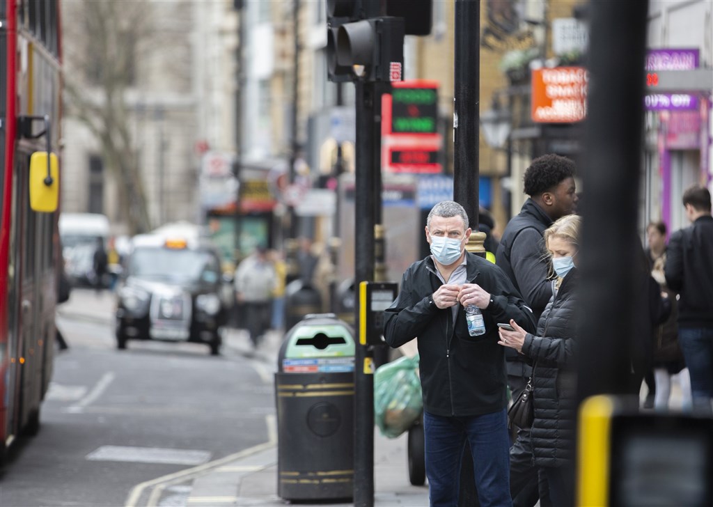 英國COVID-19單日新增病例再創新高，首度突破20萬例，來到21萬8724例。圖為4日倫敦街頭。（安納杜<a href=