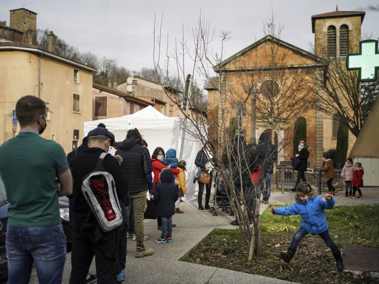 在里昂郊區，民眾輪候接受檢測。（美聯社）.jpg