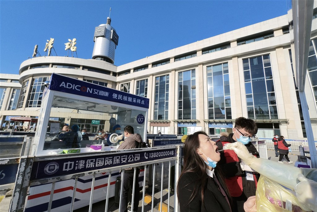 天津市至少有2宗本土病例攜Omicron病毒株，當地北9日啟動全市普篩。圖為3日旅客在天津火車站前接受採檢。（中新社）.jpg