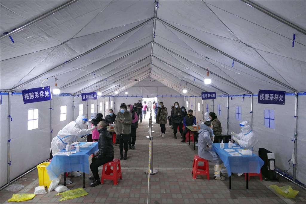 中國官方10日通報，新增97例COVID-19確診病例，其中河南省占60例、天津市21例。圖為9日天津民眾排隊採檢。（中新社）.jpg