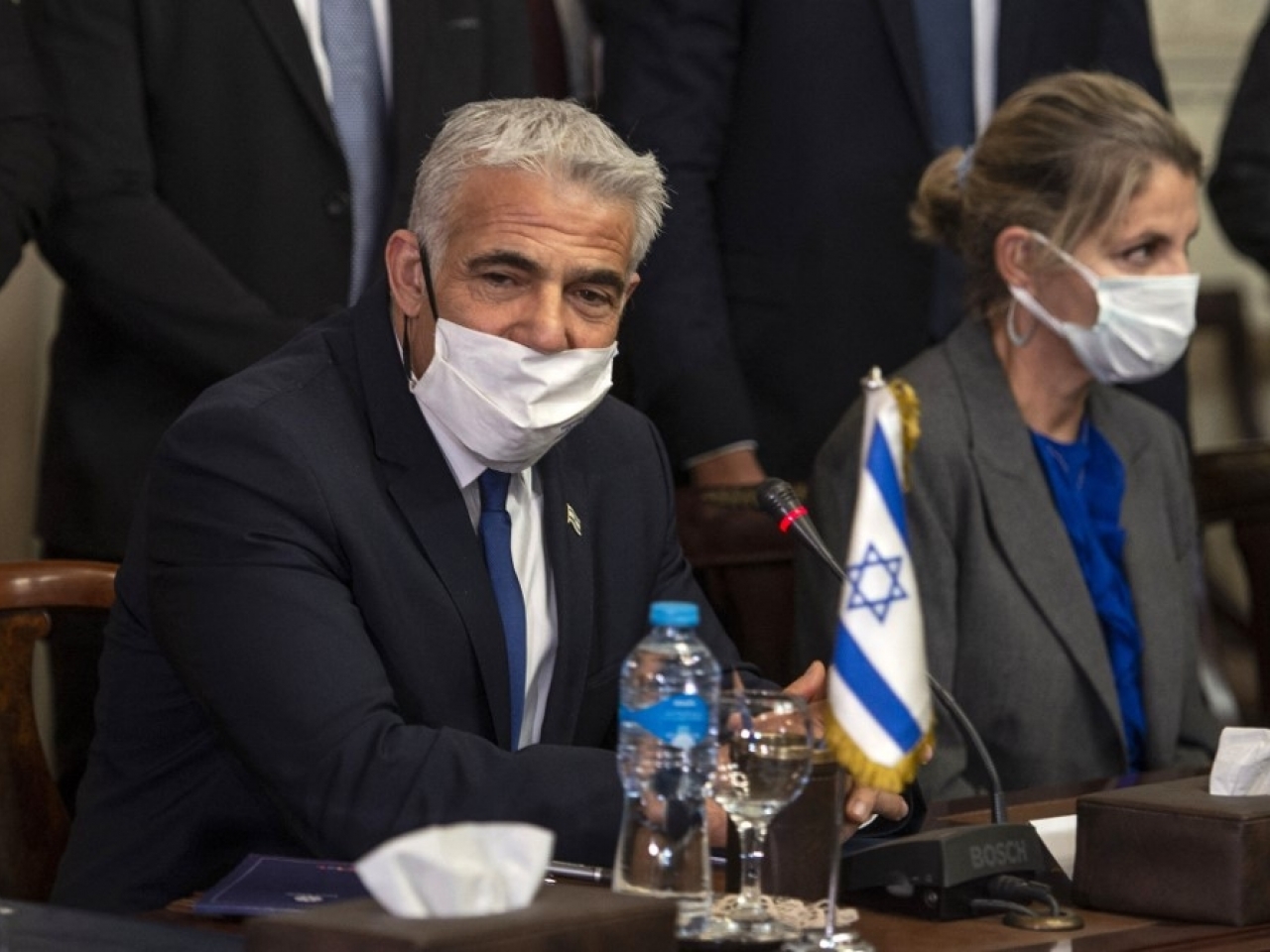 以色列外長拉皮德（左）對新冠病毒檢測結果呈陽性。（法新社資料圖片）.jpg