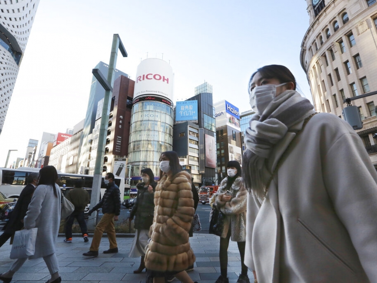 日本昨日公布新增超過1萬人確診感染新冠病毒，是去年9月初以來首次。（美聯社資料圖片）.jpg