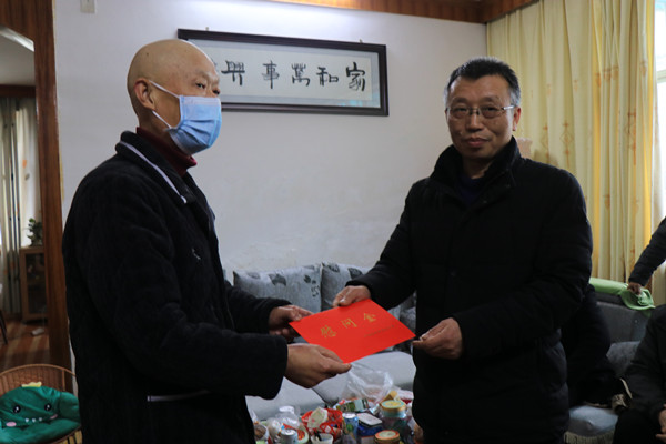 政协送慰问金_副本.jpg
