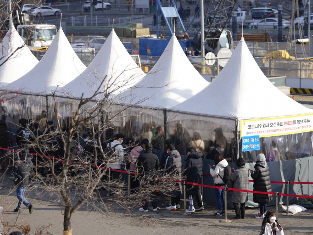 南韓民眾在檢測設施外大排長龍。（美聯社）.jpg