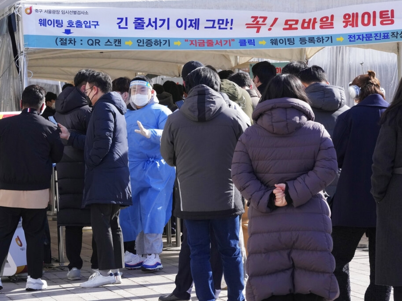 南韓首爾繼續有民眾排隊輪候檢測。（美聯社）.jpg