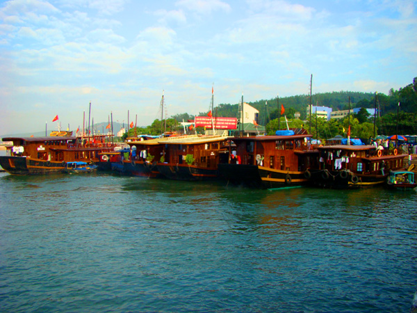 08下龙湾海畔的红木游船.jpg