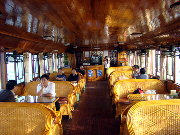 015宽敞的游船船舱.jpg