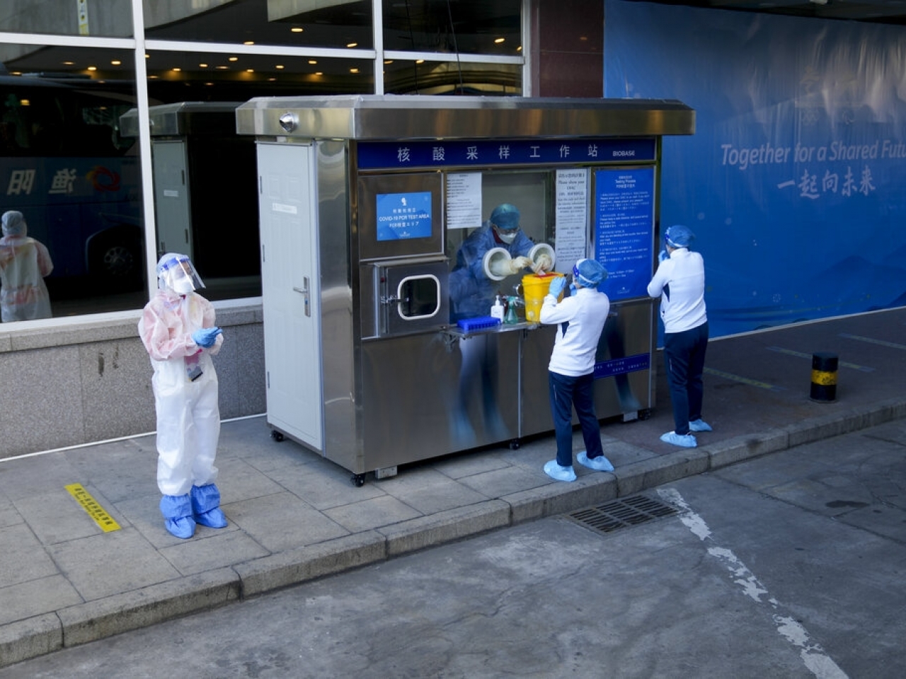 北京冬奧會工人進行核酸檢測。（美聯社資料圖片）.jpg