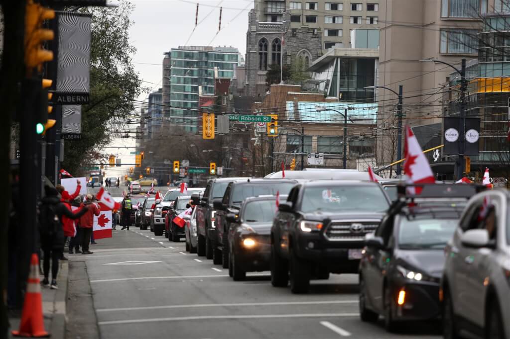 「自由車隊」抗爭行動，起初是因不滿當局下令要求往來美加兩國邊界的卡車司機必須接種疫苗而發起，演變為反對公衛措施與總理杜<a href=