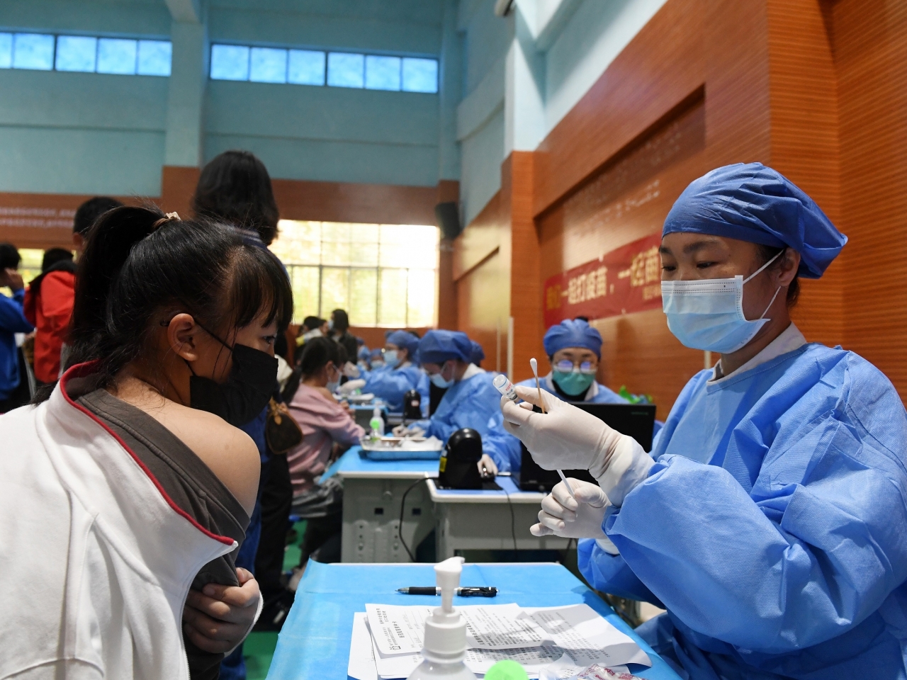 廣西醫護人員早前為小學生接種疫苗。（新華社資料圖片）.jpg
