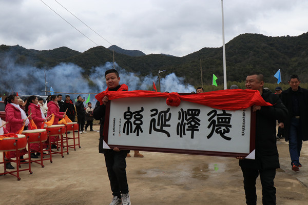 1644385631954051.jpg 送贺匾_副本.jpg