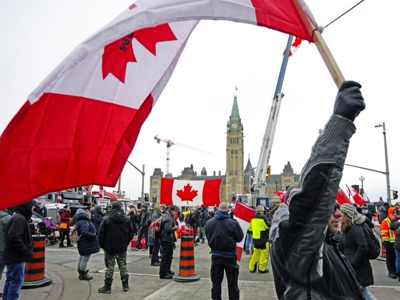 有示威者在渥太華國會山莊前揮舞加拿大國旗。（美聯社）.jpg