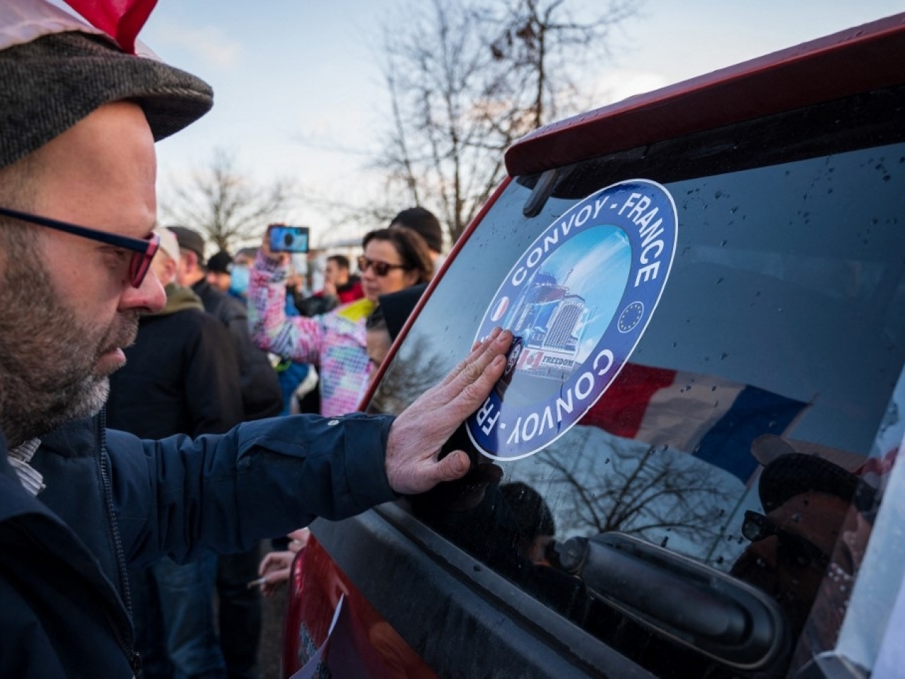有司機在汽車玻璃張貼貼紙，以示參與當地仿傚加拿大貨車司機的抗議行動。（法新社）.jpg