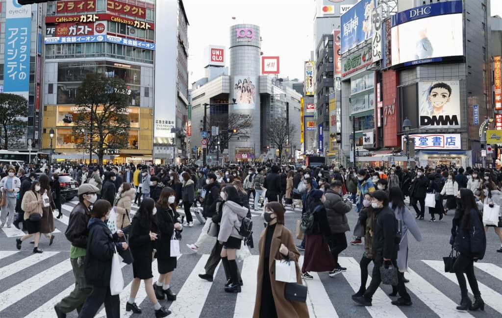 日本境內COVID-19疫情尚未趨緩，全境重症患者數一個月來成長逾10倍。圖為11日東京澀谷人潮。（共同社）.jpg
