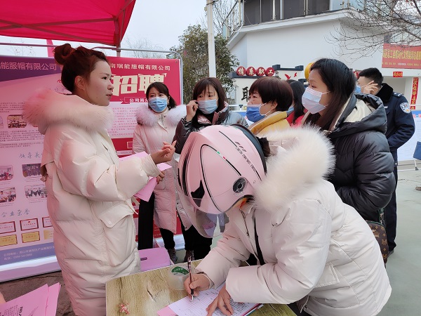 2月10日，用工企业人员（左一）在淮阳区工人文化宫“春风行动”人才招聘会上向求职者介绍企业招聘需求.jpg