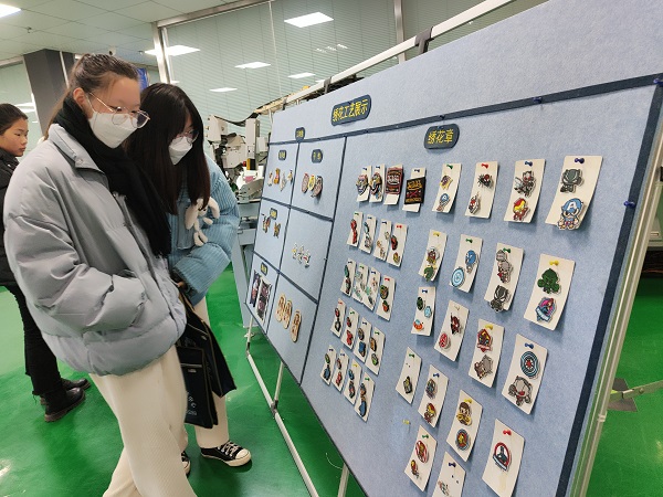 2月10日，求职者在河南瑞能服帽有限公司入企参观.jpg