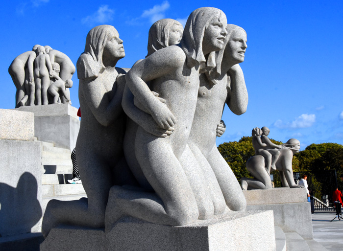 021群女雕像（摄影：冯赣勇）.jpg