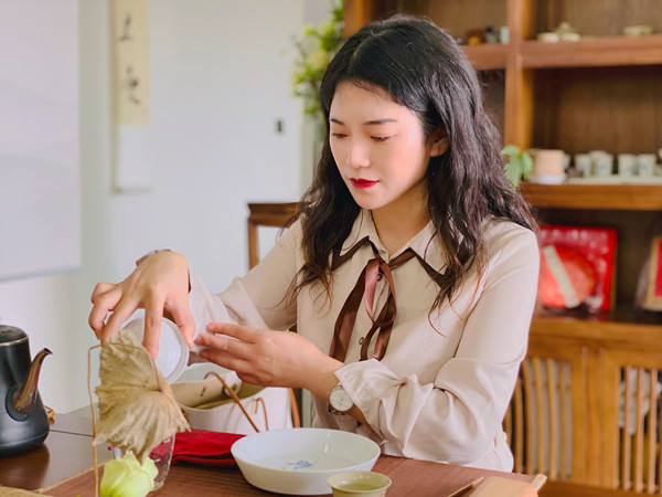汪卫美在泡茶_副本.jpg