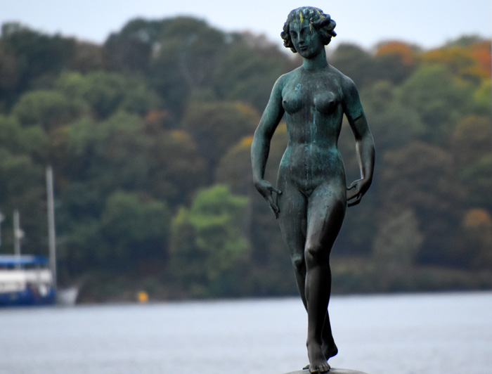 019湖畔雕塑（摄影：冯赣勇）.jpg
