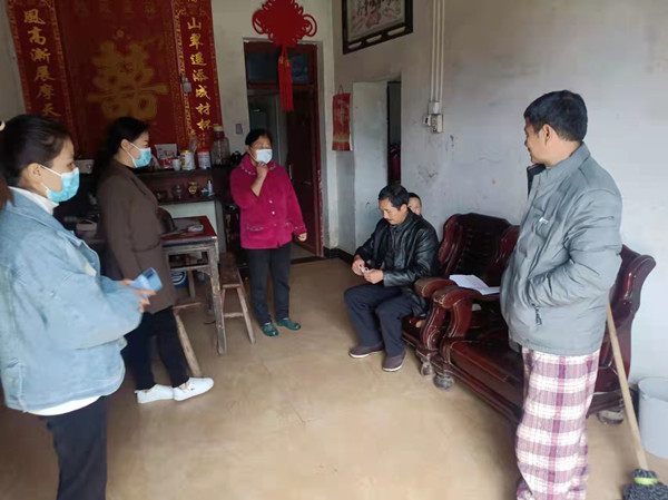 江冬珍上户宣传防疫政策（左二）_副本.jpg