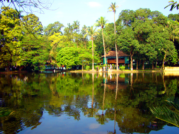 010胡志明故居内的池塘景色.jpg