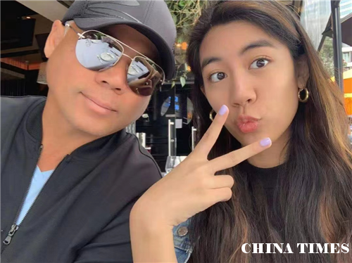 巫启贤爱女受困上海叹难买卫生棉