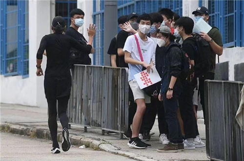 赌神加持！ 周润发跑经考场向考生挥手打气
