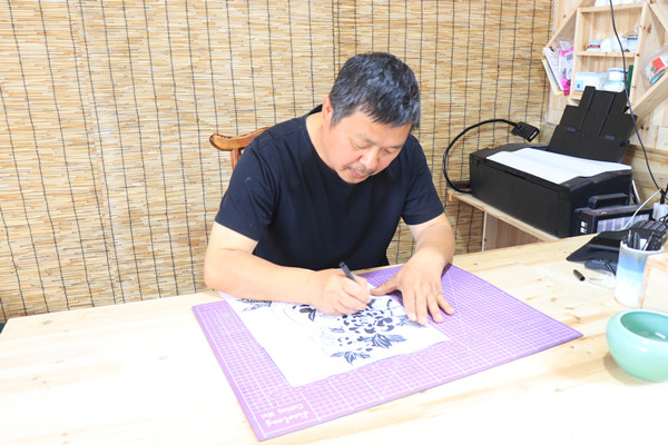 陶正在创作_副本.jpg
